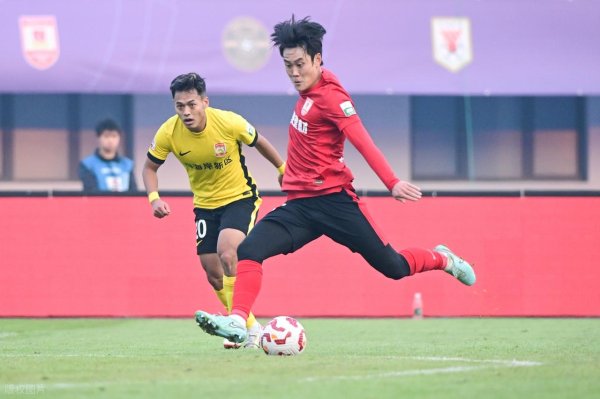 德旺配资 1-0，青岛西海岸掀翻中超前冠军，揽40分，斩获中超第9名